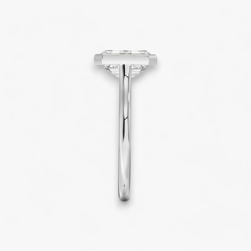 Moderner Verlobungsring mit 2-Karat Emerald-Cut-Diamant in einer stilvollen Zargenfassung aus hochwertigem Weissgold. Minimalistisches Schmuckdesign mit luxuriösem Glanz und zeitloser Eleganz, ideal für Verlobung, Hochzeit oder Jubiläum. Exklusiver Diamantring, der Handwerkskunst und modernes Design vereint. Jetzt den perfekten Verlobungsring für besondere Momente online entdecken und kaufen.