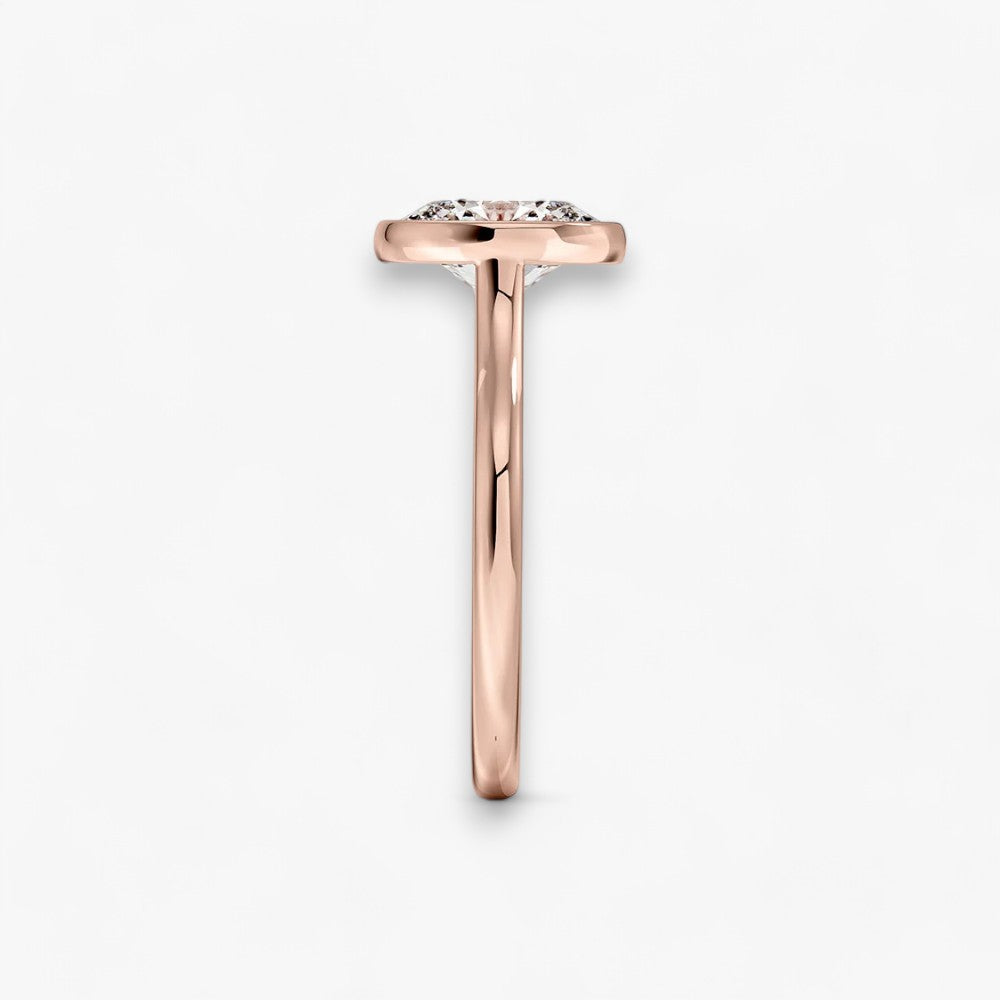 Moderner Verlobungsring mit 2-Karat Oval-Cut-Diamant in einer stilvollen Zargenfassung aus hochwertigem Rosegold. Minimalistisches Schmuckdesign mit luxuriösem Glanz und zeitloser Eleganz, ideal für Verlobung, Hochzeit oder Jubiläum. Exklusiver Diamantring, der Handwerkskunst und modernes Design vereint. Jetzt den perfekten Verlobungsring für besondere Momente online entdecken und kaufen.
