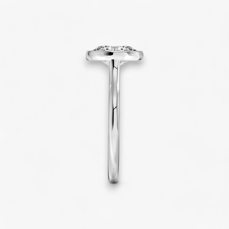 Moderner Verlobungsring mit 2-Karat Oval-Cut-Diamant in einer stilvollen Zargenfassung aus hochwertigem Weissgold. Minimalistisches Schmuckdesign mit luxuriösem Glanz und zeitloser Eleganz, ideal für Verlobung, Hochzeit oder Jubiläum. Exklusiver Diamantring, der Handwerkskunst und modernes Design vereint. Jetzt den perfekten Verlobungsring für besondere Momente online entdecken und kaufen.