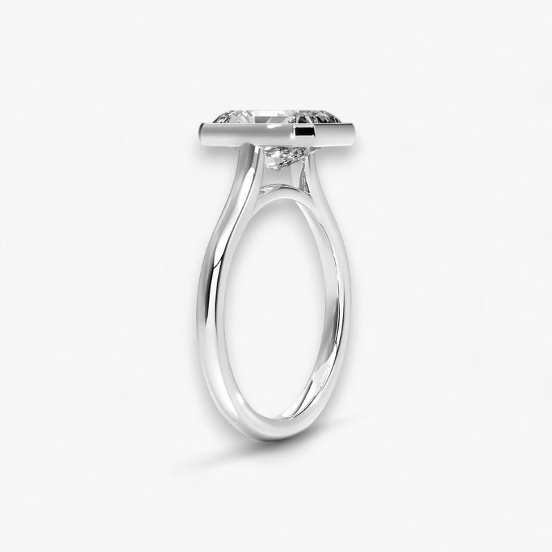 Moderner Verlobungsring mit 2-Karat Radiant-Cut-Diamant in einer stilvollen Zargenfassung aus hochwertigem Weissgold. Minimalistisches Schmuckdesign mit luxuriösem Glanz und zeitloser Eleganz, ideal für Verlobung, Hochzeit oder Jubiläum. Exklusiver Diamantring, der Handwerkskunst und modernes Design vereint. Jetzt den perfekten Verlobungsring für besondere Momente online entdecken und kaufen.