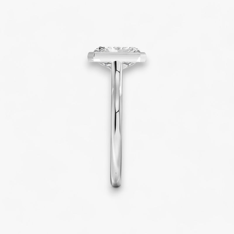 Moderner Verlobungsring mit 2-Karat Radiant-Cut-Diamant in einer stilvollen Zargenfassung aus hochwertigem Weissgold. Minimalistisches Schmuckdesign mit luxuriösem Glanz und zeitloser Eleganz, ideal für Verlobung, Hochzeit oder Jubiläum. Exklusiver Diamantring, der Handwerkskunst und modernes Design vereint. Jetzt den perfekten Verlobungsring für besondere Momente online entdecken und kaufen.