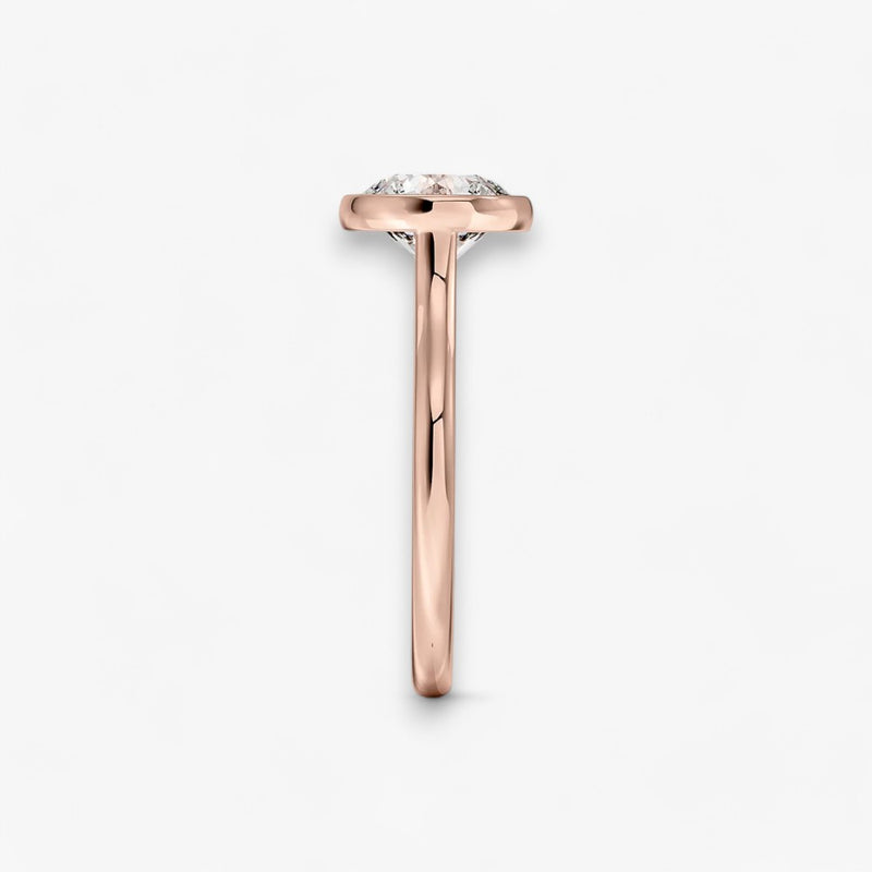 Moderner Verlobungsring mit 2-Karat Rund-Cut-Diamant in einer stilvollen Zargenfassung aus hochwertigem Rosegold. Minimalistisches Schmuckdesign mit luxuriösem Glanz und zeitloser Eleganz, ideal für Verlobung, Hochzeit oder Jubiläum. Exklusiver Diamantring, der Handwerkskunst und modernes Design vereint. Jetzt den perfekten Verlobungsring für besondere Momente online entdecken und kaufen.