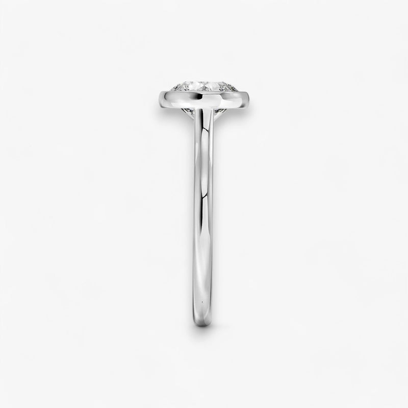 Moderner Verlobungsring mit 2-Karat Rund-Cut-Diamant in einer stilvollen Zargenfassung aus hochwertigem Weissgold. Minimalistisches Schmuckdesign mit luxuriösem Glanz und zeitloser Eleganz, ideal für Verlobung, Hochzeit oder Jubiläum. Exklusiver Diamantring, der Handwerkskunst und modernes Design vereint. Jetzt den perfekten Verlobungsring für besondere Momente online entdecken und kaufen.
