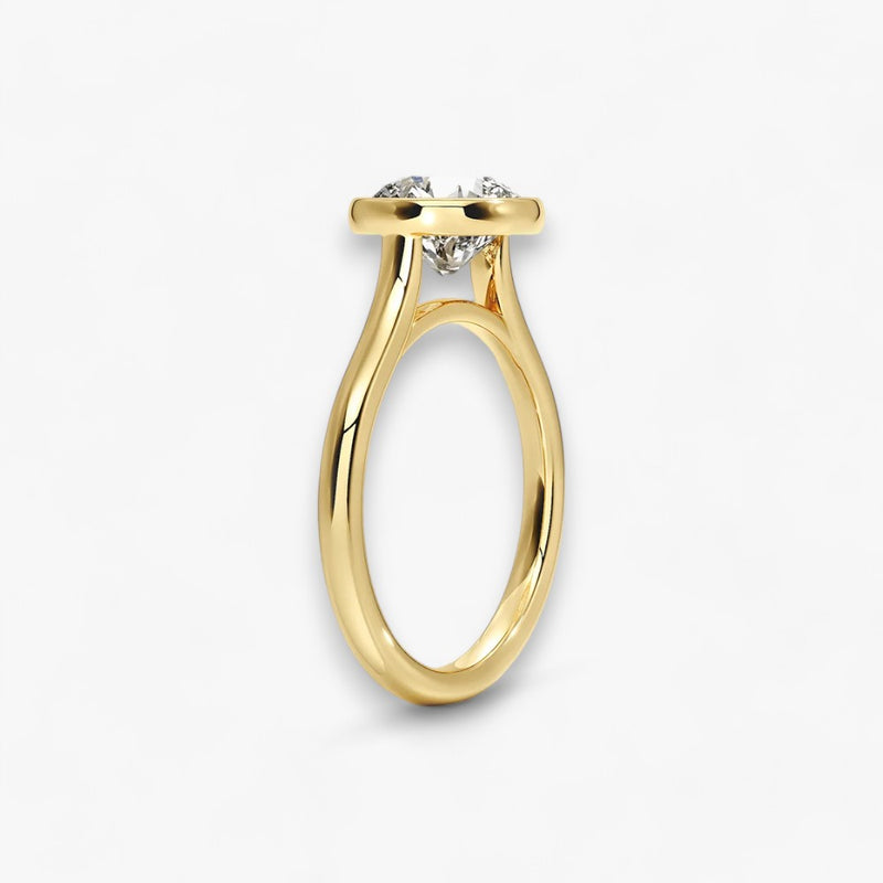 Moderner Verlobungsring mit 2-Karat Rund-Cut-Diamant in einer stilvollen Zargenfassung aus hochwertigem Gelbgold. Minimalistisches Schmuckdesign mit luxuriösem Glanz und zeitloser Eleganz, ideal für Verlobung, Hochzeit oder Jubiläum. Exklusiver Diamantring, der Handwerkskunst und modernes Design vereint. Jetzt den perfekten Verlobungsring für besondere Momente online entdecken und kaufen.