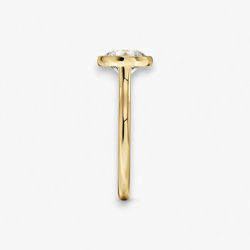 Moderner Verlobungsring mit 2-Karat Rund-Cut-Diamant in einer stilvollen Zargenfassung aus hochwertigem Gelbgold. Minimalistisches Schmuckdesign mit luxuriösem Glanz und zeitloser Eleganz, ideal für Verlobung, Hochzeit oder Jubiläum. Exklusiver Diamantring, der Handwerkskunst und modernes Design vereint. Jetzt den perfekten Verlobungsring für besondere Momente online entdecken und kaufen.
