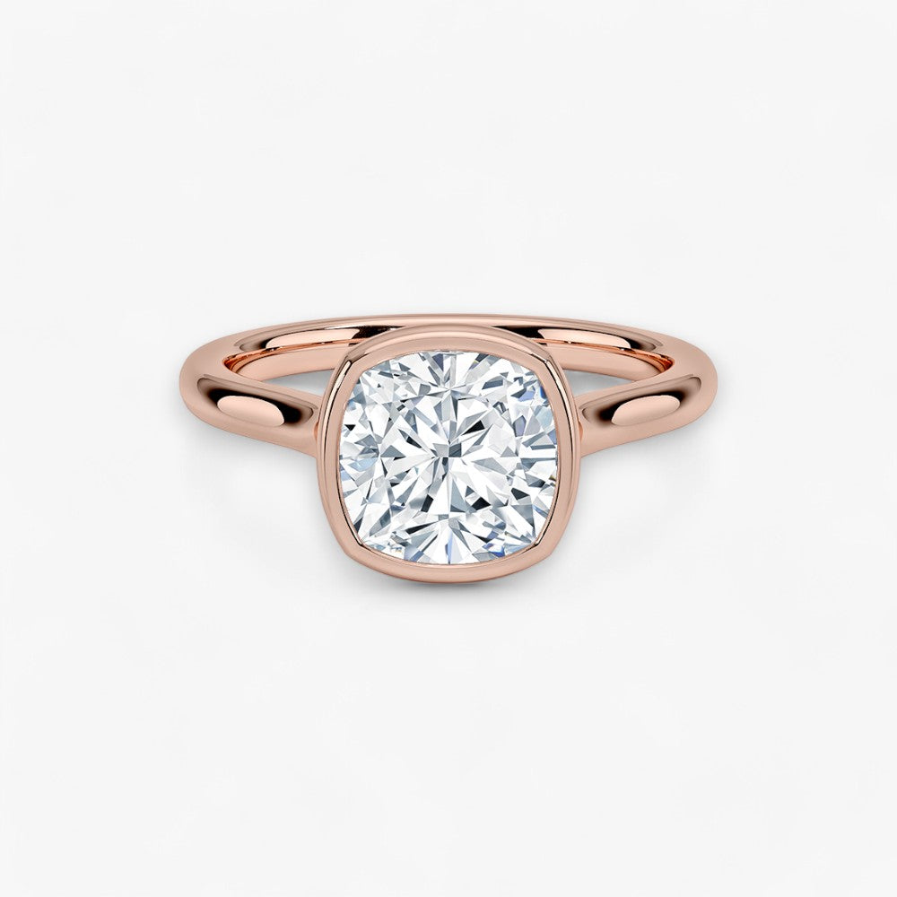 Moderner Verlobungsring mit 2-Karat Cushion-Cut-Diamant in einer stilvollen Zargenfassung aus hochwertigem Rosegold. Minimalistisches Schmuckdesign mit luxuriösem Glanz und zeitloser Eleganz, ideal für Verlobung, Hochzeit oder Jubiläum. Exklusiver Diamantring, der Handwerkskunst und modernes Design vereint. Jetzt den perfekten Verlobungsring für besondere Momente online entdecken und kaufen.