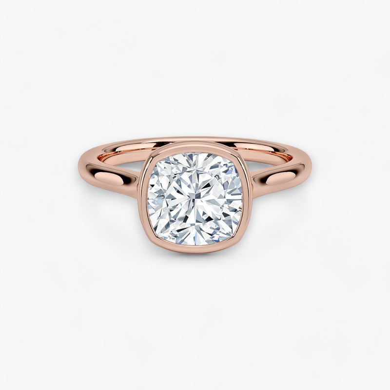 Moderner Verlobungsring mit 2-Karat Cushion-Cut-Diamant in einer stilvollen Zargenfassung aus hochwertigem Rosegold. Minimalistisches Schmuckdesign mit luxuriösem Glanz und zeitloser Eleganz, ideal für Verlobung, Hochzeit oder Jubiläum. Exklusiver Diamantring, der Handwerkskunst und modernes Design vereint. Jetzt den perfekten Verlobungsring für besondere Momente online entdecken und kaufen.