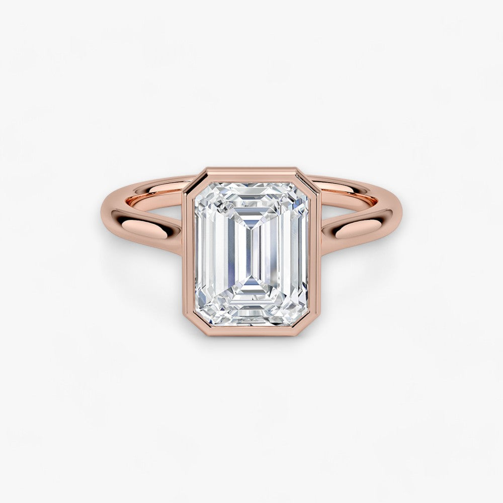Moderner Verlobungsring mit 2-Karat Emerald-Cut-Diamant in einer stilvollen Zargenfassung aus hochwertigem Rosegold. Minimalistisches Schmuckdesign mit luxuriösem Glanz und zeitloser Eleganz, ideal für Verlobung, Hochzeit oder Jubiläum. Exklusiver Diamantring, der Handwerkskunst und modernes Design vereint. Jetzt den perfekten Verlobungsring für besondere Momente online entdecken und kaufen.