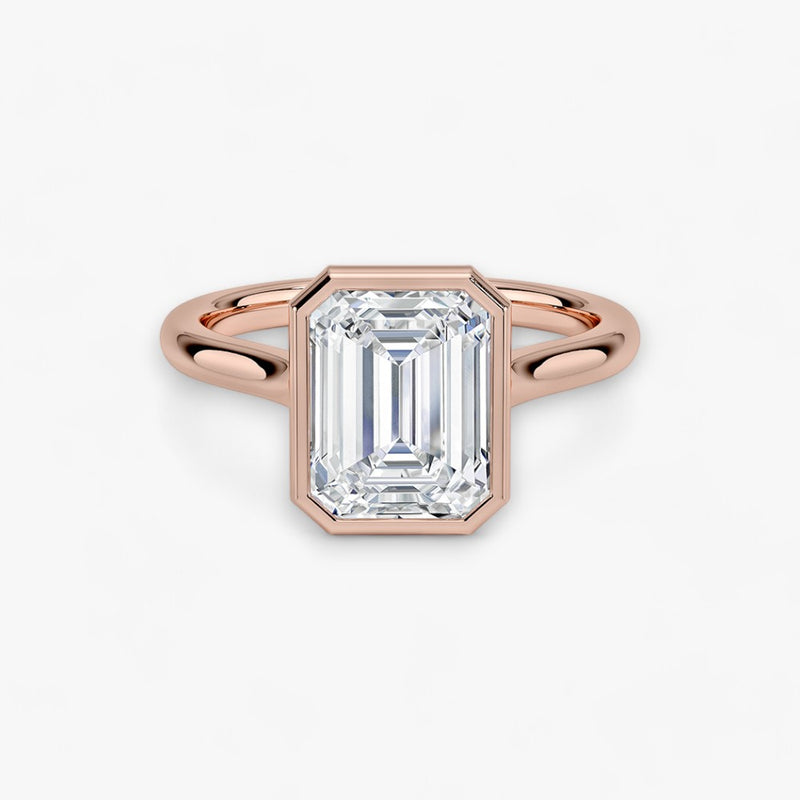 Moderner Verlobungsring mit 2-Karat Emerald-Cut-Diamant in einer stilvollen Zargenfassung aus hochwertigem Rosegold. Minimalistisches Schmuckdesign mit luxuriösem Glanz und zeitloser Eleganz, ideal für Verlobung, Hochzeit oder Jubiläum. Exklusiver Diamantring, der Handwerkskunst und modernes Design vereint. Jetzt den perfekten Verlobungsring für besondere Momente online entdecken und kaufen.
