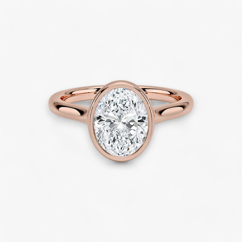 Moderner Verlobungsring mit 2-Karat Oval-Cut-Diamant in einer stilvollen Zargenfassung aus hochwertigem Rosegold. Minimalistisches Schmuckdesign mit luxuriösem Glanz und zeitloser Eleganz, ideal für Verlobung, Hochzeit oder Jubiläum. Exklusiver Diamantring, der Handwerkskunst und modernes Design vereint. Jetzt den perfekten Verlobungsring für besondere Momente online entdecken und kaufen.