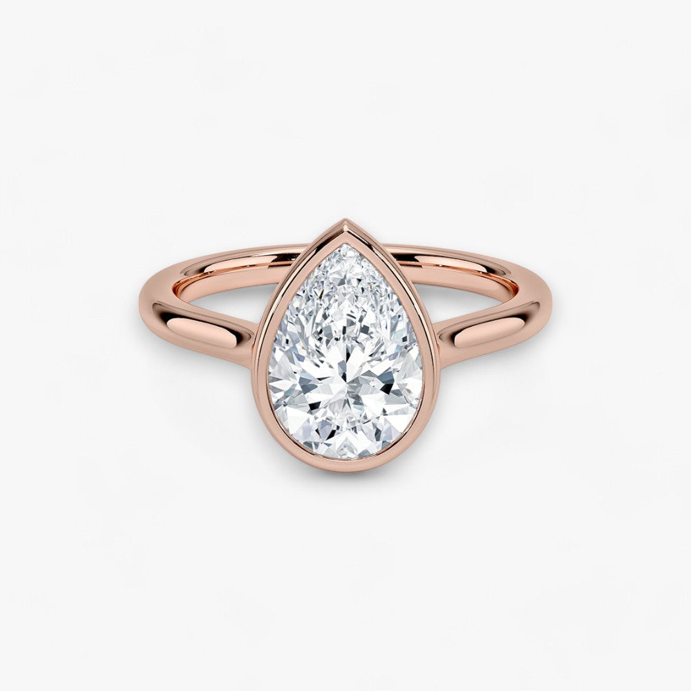 Moderner Verlobungsring mit 2-Karat Tropfen-Cut-Diamant in einer stilvollen Zargenfassung aus hochwertigem Rosegold. Minimalistisches Schmuckdesign mit luxuriösem Glanz und zeitloser Eleganz, ideal für Verlobung, Hochzeit oder Jubiläum. Exklusiver Diamantring, der Handwerkskunst und modernes Design vereint. Jetzt den perfekten Verlobungsring für besondere Momente online entdecken und kaufen.