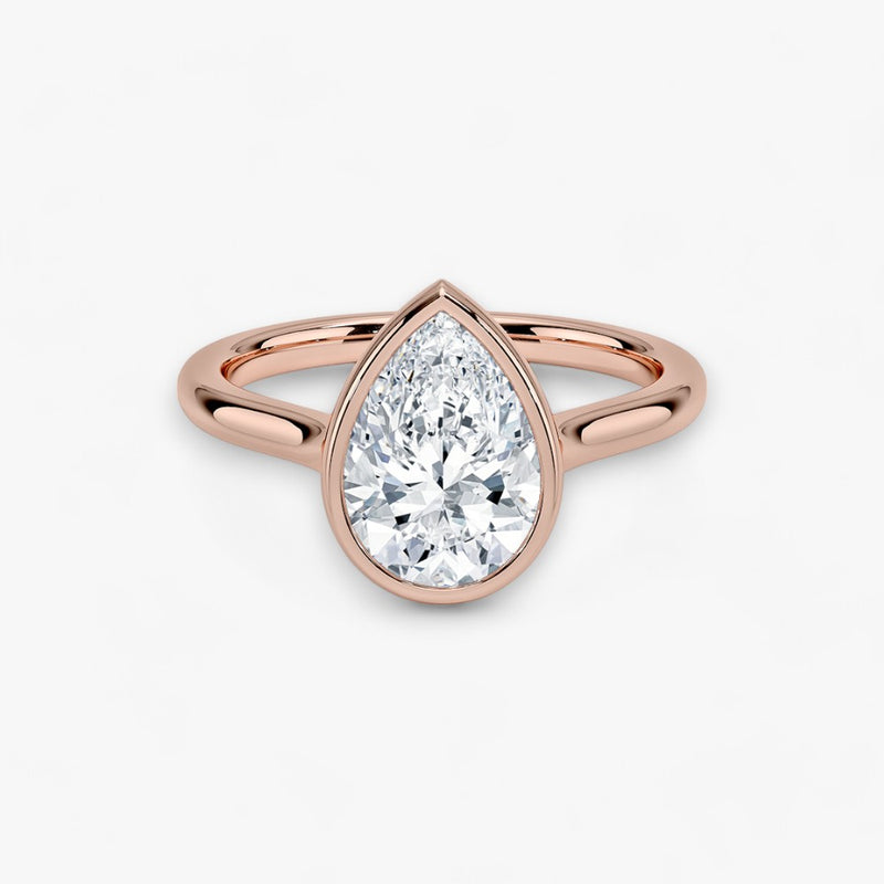 Moderner Verlobungsring mit 2-Karat Tropfen-Cut-Diamant in einer stilvollen Zargenfassung aus hochwertigem Rosegold. Minimalistisches Schmuckdesign mit luxuriösem Glanz und zeitloser Eleganz, ideal für Verlobung, Hochzeit oder Jubiläum. Exklusiver Diamantring, der Handwerkskunst und modernes Design vereint. Jetzt den perfekten Verlobungsring für besondere Momente online entdecken und kaufen.