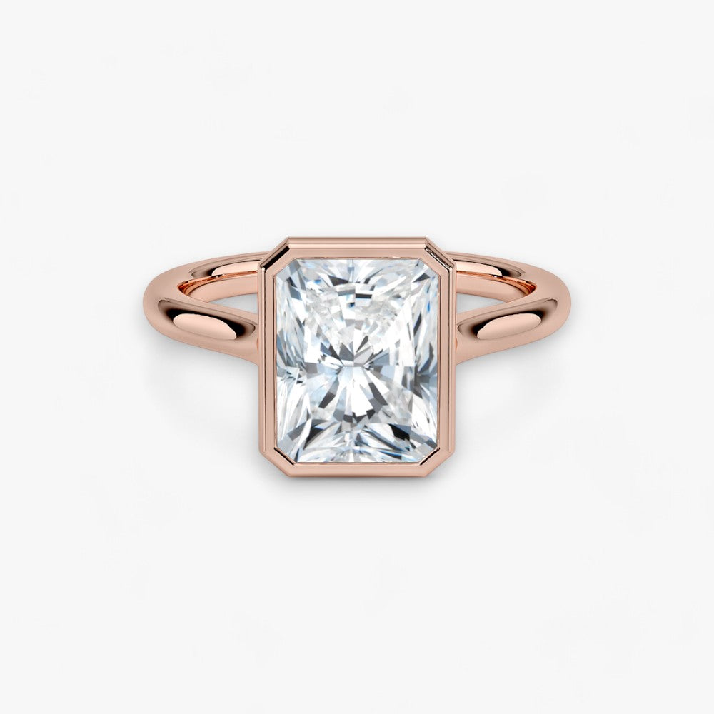 Moderner Verlobungsring mit 2-Karat Radiant-Cut-Diamant in einer stilvollen Zargenfassung aus hochwertigem Rosegold. Minimalistisches Schmuckdesign mit luxuriösem Glanz und zeitloser Eleganz, ideal für Verlobung, Hochzeit oder Jubiläum. Exklusiver Diamantring, der Handwerkskunst und modernes Design vereint. Jetzt den perfekten Verlobungsring für besondere Momente online entdecken und kaufen.