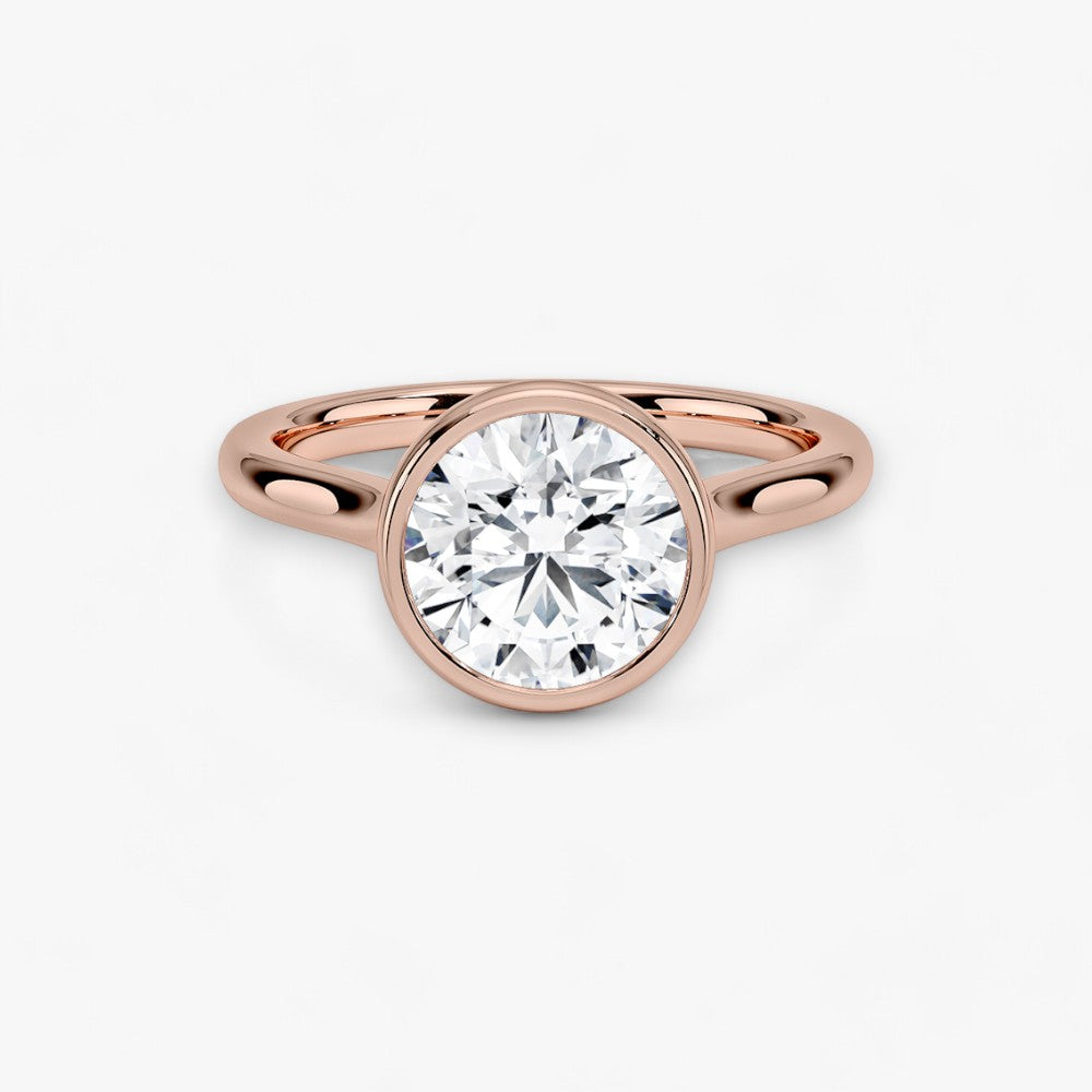 Moderner Verlobungsring mit 2-Karat Rund-Cut-Diamant in einer stilvollen Zargenfassung aus hochwertigem Rosegold. Minimalistisches Schmuckdesign mit luxuriösem Glanz und zeitloser Eleganz, ideal für Verlobung, Hochzeit oder Jubiläum. Exklusiver Diamantring, der Handwerkskunst und modernes Design vereint. Jetzt den perfekten Verlobungsring für besondere Momente online entdecken und kaufen.