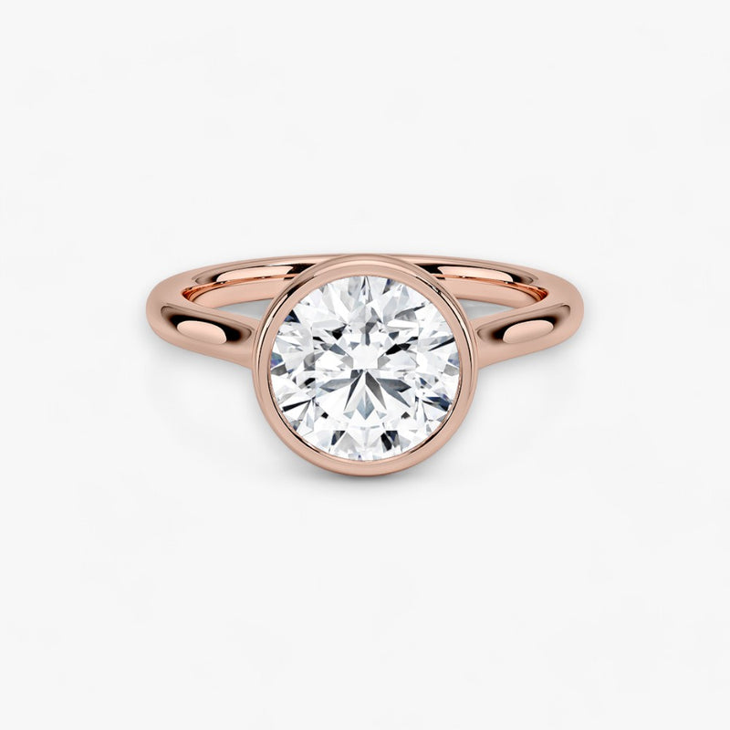 Moderner Verlobungsring mit 2-Karat Rund-Cut-Diamant in einer stilvollen Zargenfassung aus hochwertigem Rosegold. Minimalistisches Schmuckdesign mit luxuriösem Glanz und zeitloser Eleganz, ideal für Verlobung, Hochzeit oder Jubiläum. Exklusiver Diamantring, der Handwerkskunst und modernes Design vereint. Jetzt den perfekten Verlobungsring für besondere Momente online entdecken und kaufen.