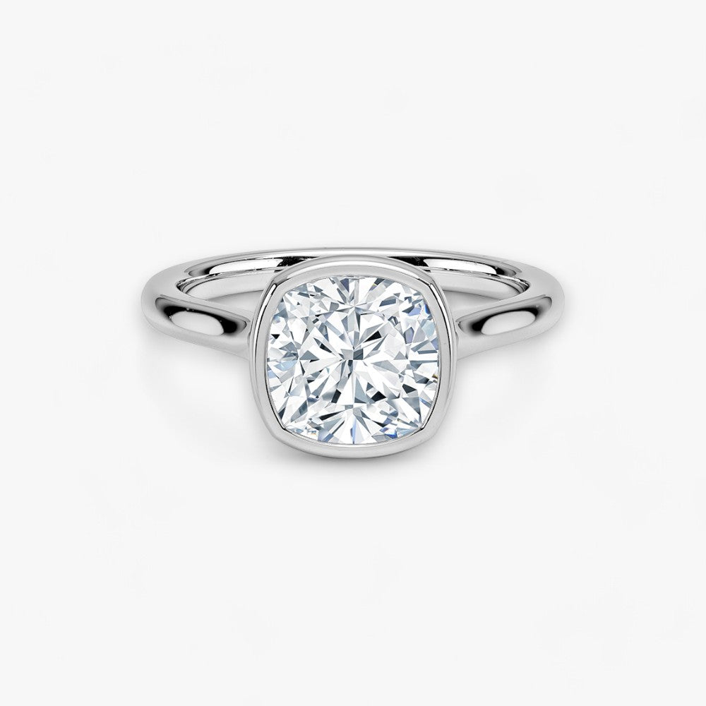Moderner Verlobungsring mit 2-Karat Cushion-Cut-Diamant in einer stilvollen Zargenfassung aus hochwertigem Weissgold. Minimalistisches Schmuckdesign mit luxuriösem Glanz und zeitloser Eleganz, ideal für Verlobung, Hochzeit oder Jubiläum. Exklusiver Diamantring, der Handwerkskunst und modernes Design vereint. Jetzt den perfekten Verlobungsring für besondere Momente online entdecken und kaufen.