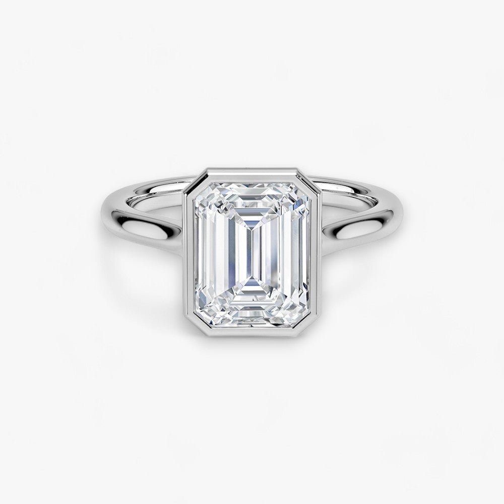 Moderner Verlobungsring mit 2-Karat Emerald-Cut-Diamant in einer stilvollen Zargenfassung aus hochwertigem Weissgold. Minimalistisches Schmuckdesign mit luxuriösem Glanz und zeitloser Eleganz, ideal für Verlobung, Hochzeit oder Jubiläum. Exklusiver Diamantring, der Handwerkskunst und modernes Design vereint. Jetzt den perfekten Verlobungsring für besondere Momente online entdecken und kaufen.