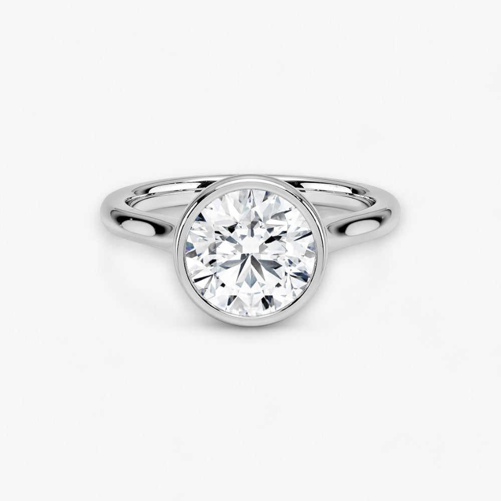 Moderner Verlobungsring mit 2-Karat Rund-Cut-Diamant in einer stilvollen Zargenfassung aus hochwertigem Weissgold. Minimalistisches Schmuckdesign mit luxuriösem Glanz und zeitloser Eleganz, ideal für Verlobung, Hochzeit oder Jubiläum. Exklusiver Diamantring, der Handwerkskunst und modernes Design vereint. Jetzt den perfekten Verlobungsring für besondere Momente online entdecken und kaufen.
