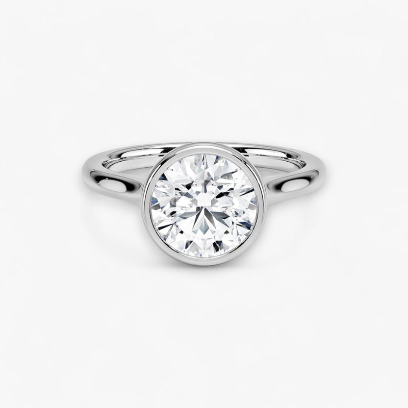 Moderner Verlobungsring mit 2-Karat Rund-Cut-Diamant in einer stilvollen Zargenfassung aus hochwertigem Weissgold. Minimalistisches Schmuckdesign mit luxuriösem Glanz und zeitloser Eleganz, ideal für Verlobung, Hochzeit oder Jubiläum. Exklusiver Diamantring, der Handwerkskunst und modernes Design vereint. Jetzt den perfekten Verlobungsring für besondere Momente online entdecken und kaufen.