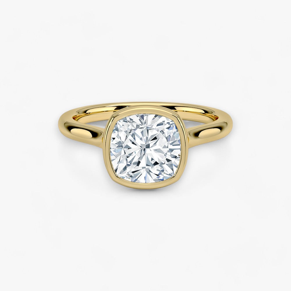 Moderner Verlobungsring mit 2-Karat Cushion-Cut-Diamant in einer stilvollen Zargenfassung aus hochwertigem Gelbgold. Minimalistisches Schmuckdesign mit luxuriösem Glanz und zeitloser Eleganz, ideal für Verlobung, Hochzeit oder Jubiläum. Exklusiver Diamantring, der Handwerkskunst und modernes Design vereint. Jetzt den perfekten Verlobungsring für besondere Momente online entdecken und kaufen.