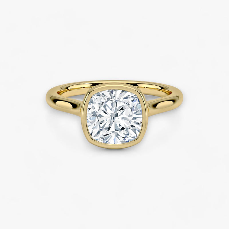 Moderner Verlobungsring mit 2-Karat Cushion-Cut-Diamant in einer stilvollen Zargenfassung aus hochwertigem Gelbgold. Minimalistisches Schmuckdesign mit luxuriösem Glanz und zeitloser Eleganz, ideal für Verlobung, Hochzeit oder Jubiläum. Exklusiver Diamantring, der Handwerkskunst und modernes Design vereint. Jetzt den perfekten Verlobungsring für besondere Momente online entdecken und kaufen.