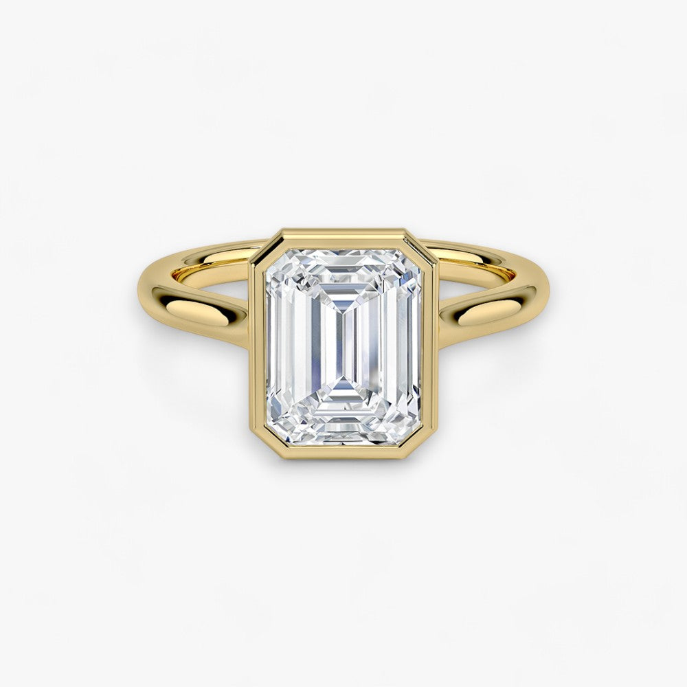 Moderner Verlobungsring mit 2-Karat Emerald-Cut-Diamant in einer stilvollen Zargenfassung aus hochwertigem Gelbgold. Minimalistisches Schmuckdesign mit luxuriösem Glanz und zeitloser Eleganz, ideal für Verlobung, Hochzeit oder Jubiläum. Exklusiver Diamantring, der Handwerkskunst und modernes Design vereint. Jetzt den perfekten Verlobungsring für besondere Momente online entdecken und kaufen.