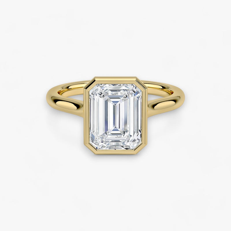 Moderner Verlobungsring mit 2-Karat Emerald-Cut-Diamant in einer stilvollen Zargenfassung aus hochwertigem Gelbgold. Minimalistisches Schmuckdesign mit luxuriösem Glanz und zeitloser Eleganz, ideal für Verlobung, Hochzeit oder Jubiläum. Exklusiver Diamantring, der Handwerkskunst und modernes Design vereint. Jetzt den perfekten Verlobungsring für besondere Momente online entdecken und kaufen.