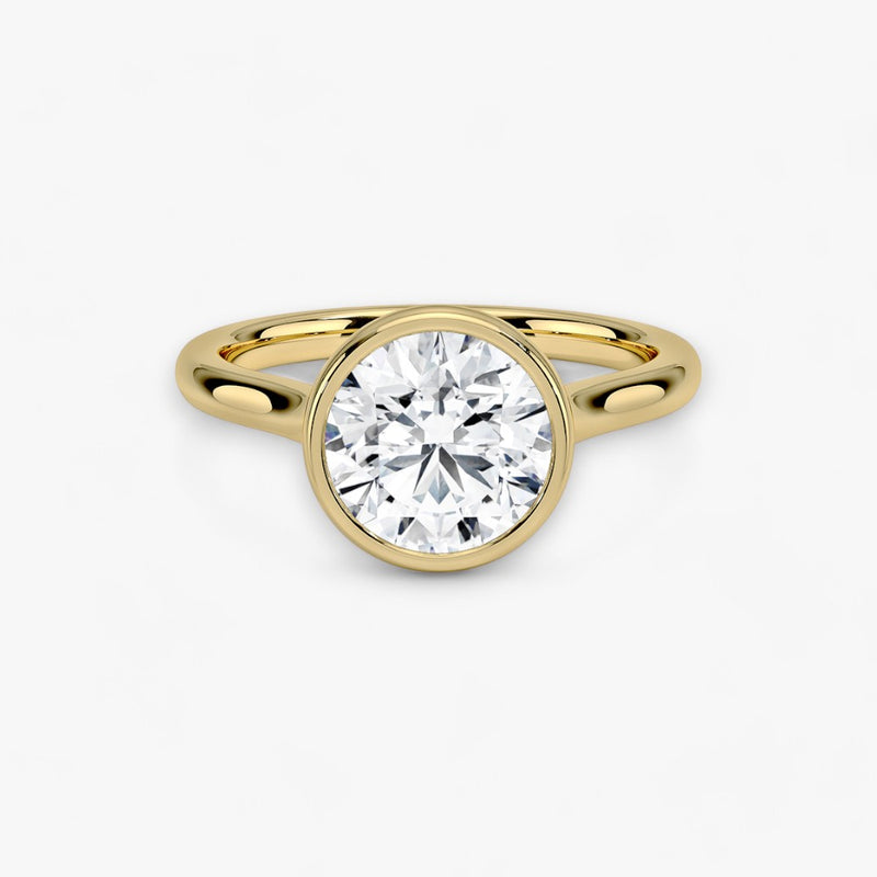 Moderner Verlobungsring mit 2-Karat Rund-Cut-Diamant in einer stilvollen Zargenfassung aus hochwertigem Gelbgold. Minimalistisches Schmuckdesign mit luxuriösem Glanz und zeitloser Eleganz, ideal für Verlobung, Hochzeit oder Jubiläum. Exklusiver Diamantring, der Handwerkskunst und modernes Design vereint. Jetzt den perfekten Verlobungsring für besondere Momente online entdecken und kaufen.