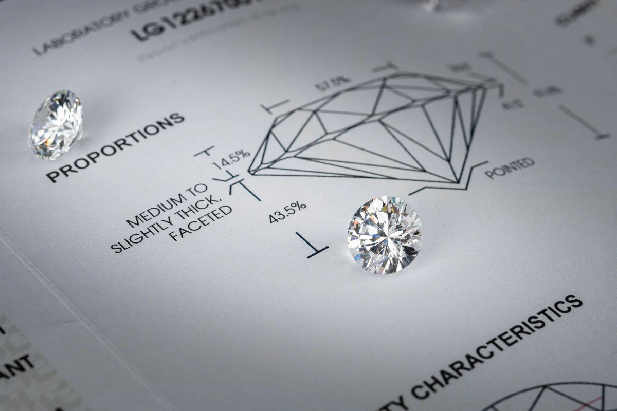 Detailaufnahme eines zertifizierten Diamanten mit präzisen Proportionen auf einem Analysebericht. Perfekt für NÓIR.com, um die Qualität und Exzellenz von Diamanten zu präsentieren, mit Fokus auf Transparenz und fachmännische Expertise.