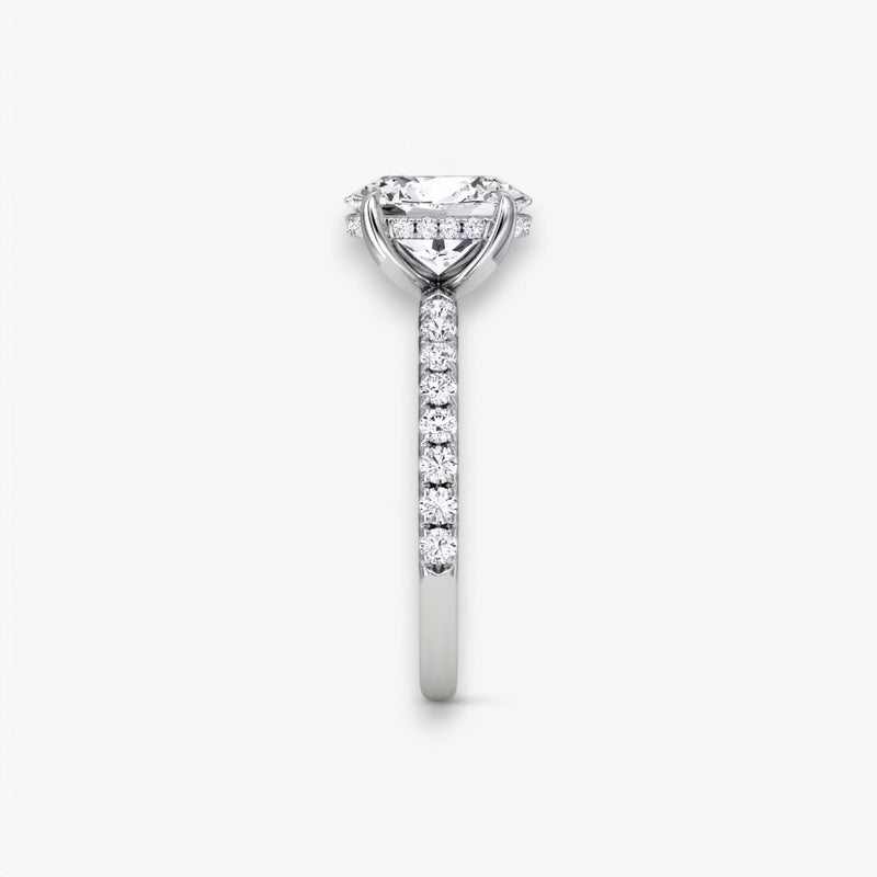 AMOUR (Oval natural diamond platinum with pave)