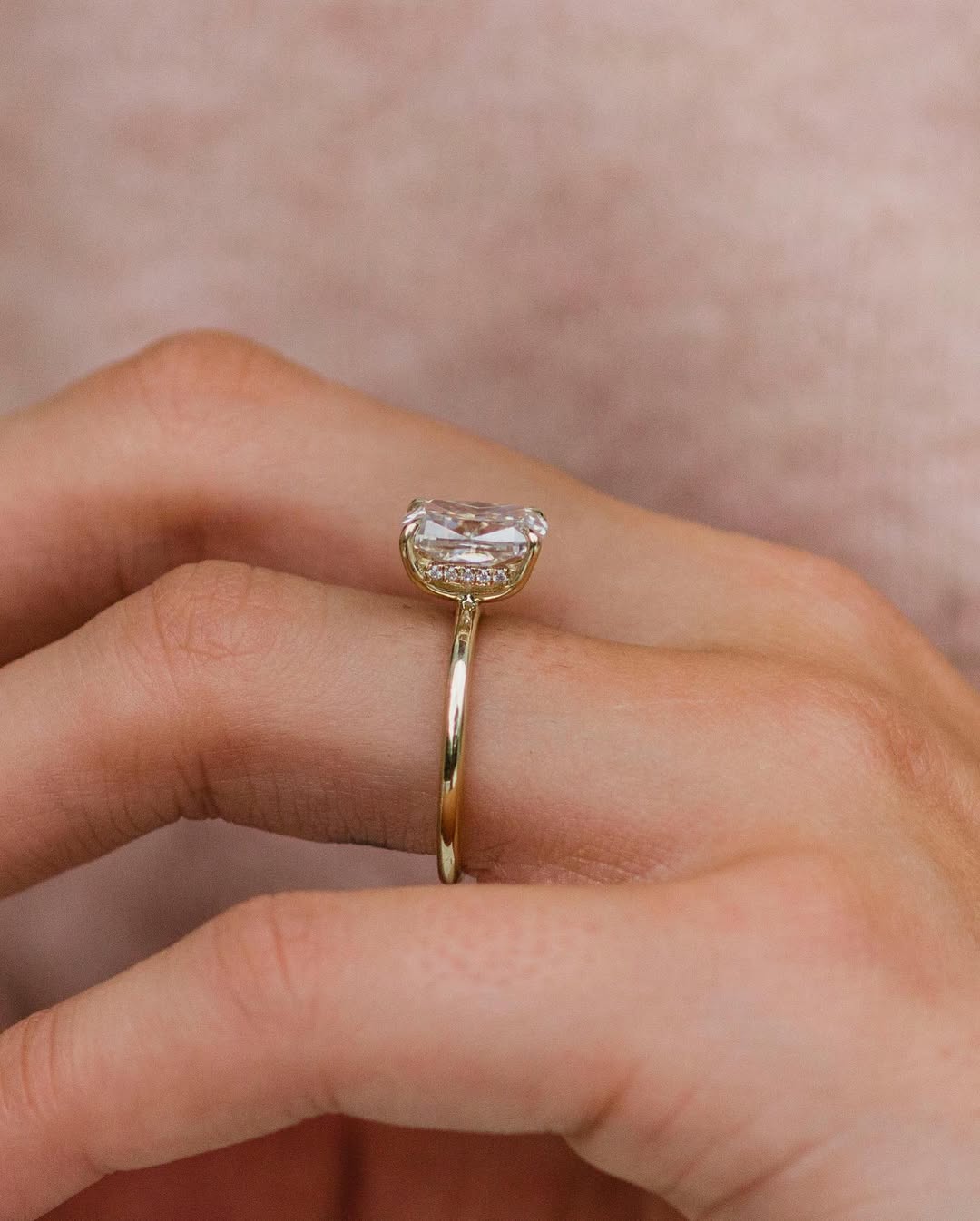 AMOUR (Cushion Gelbgold ohne Pave LABGROWN)