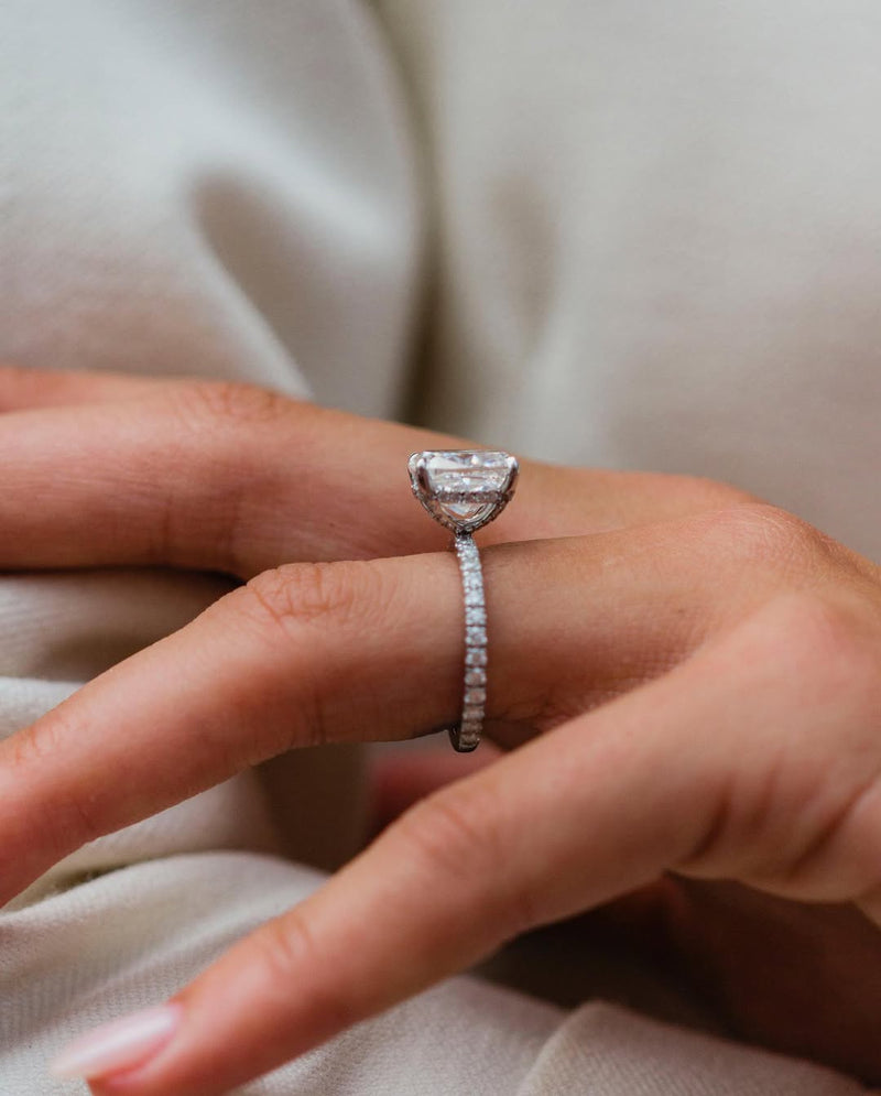 AMOUR (Cushion yellow gold with pave LABGROWN)