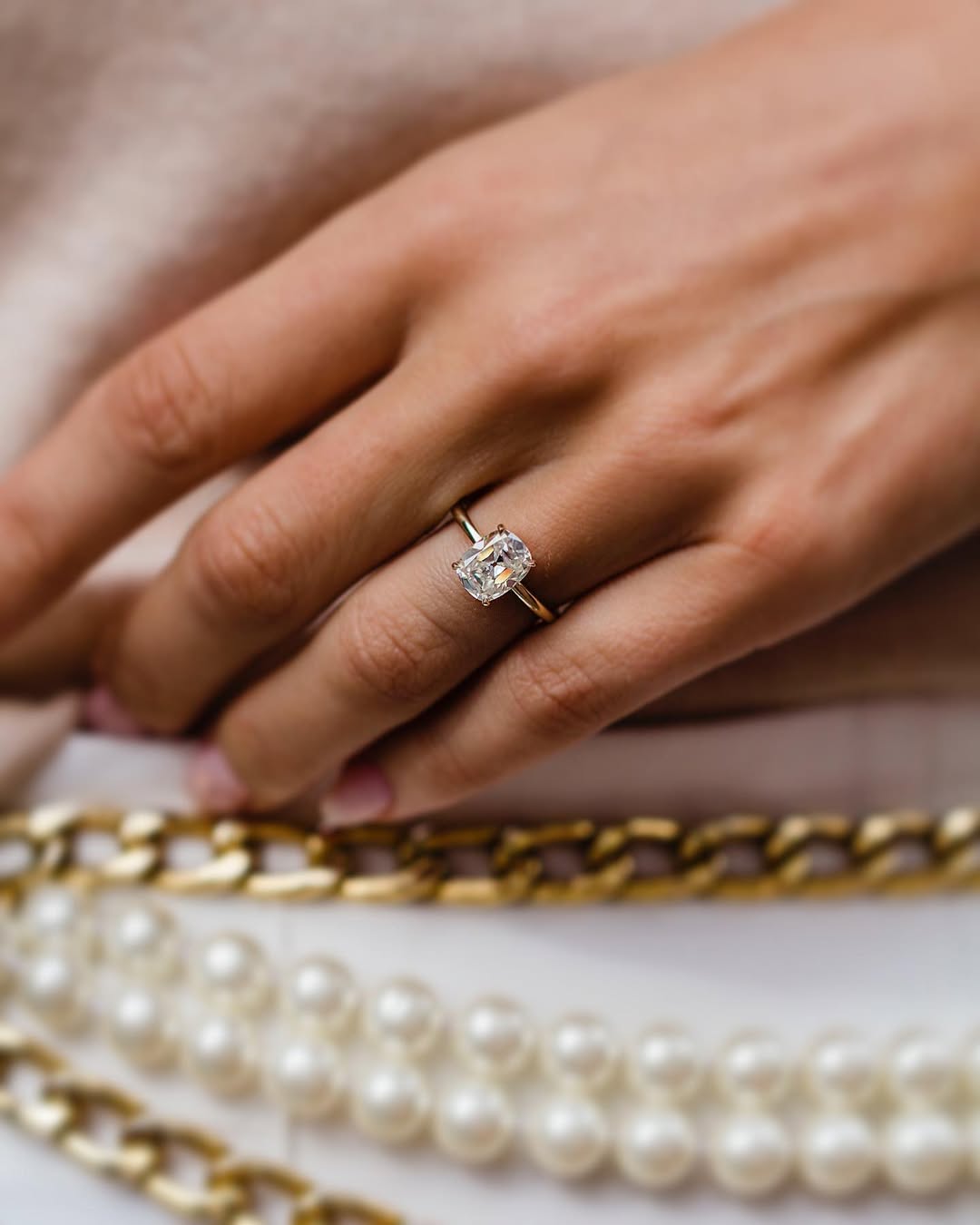 Verlobungsring mit 2 Karat Diamant in 18 Karat Roségold – klassische Seitenansicht der Solitär-Fassung, elegantes und zeitloses Design für den perfekten Heiratsantrag