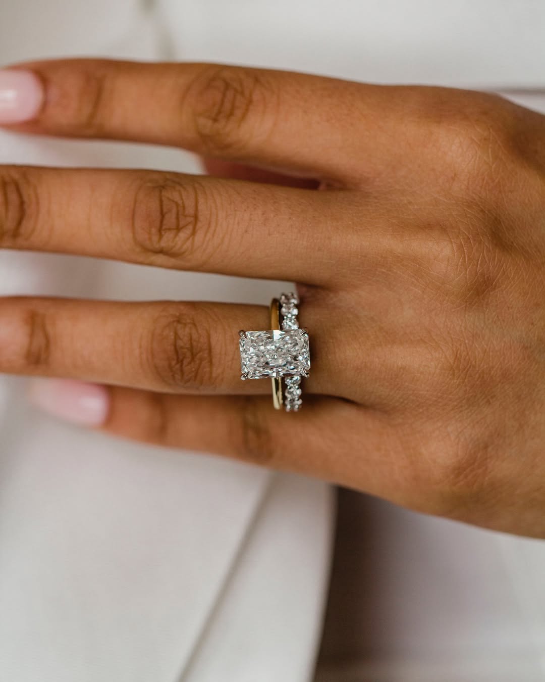 Verlobungsring mit 2 Karat Radiant Cut Diamant in Roségold – moderner Solitär mit rechteckigem Brillantschliff für einen glamourösen Heiratsantrag.