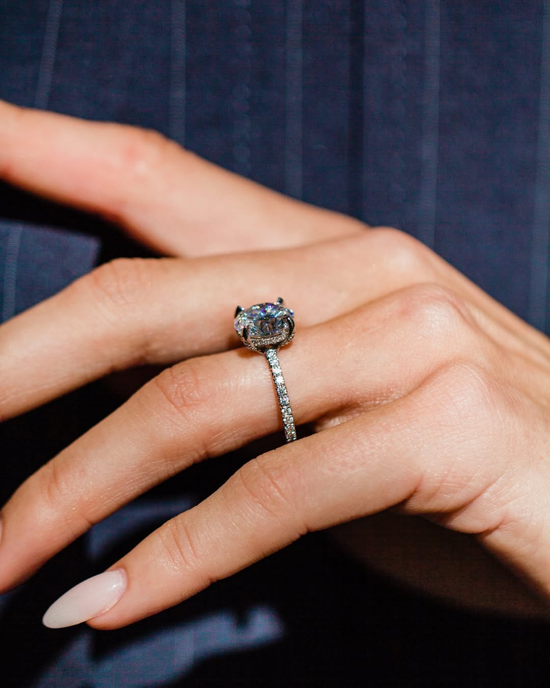 AMOUR (Rund natürlicher Diamant Platin mit Pave)
