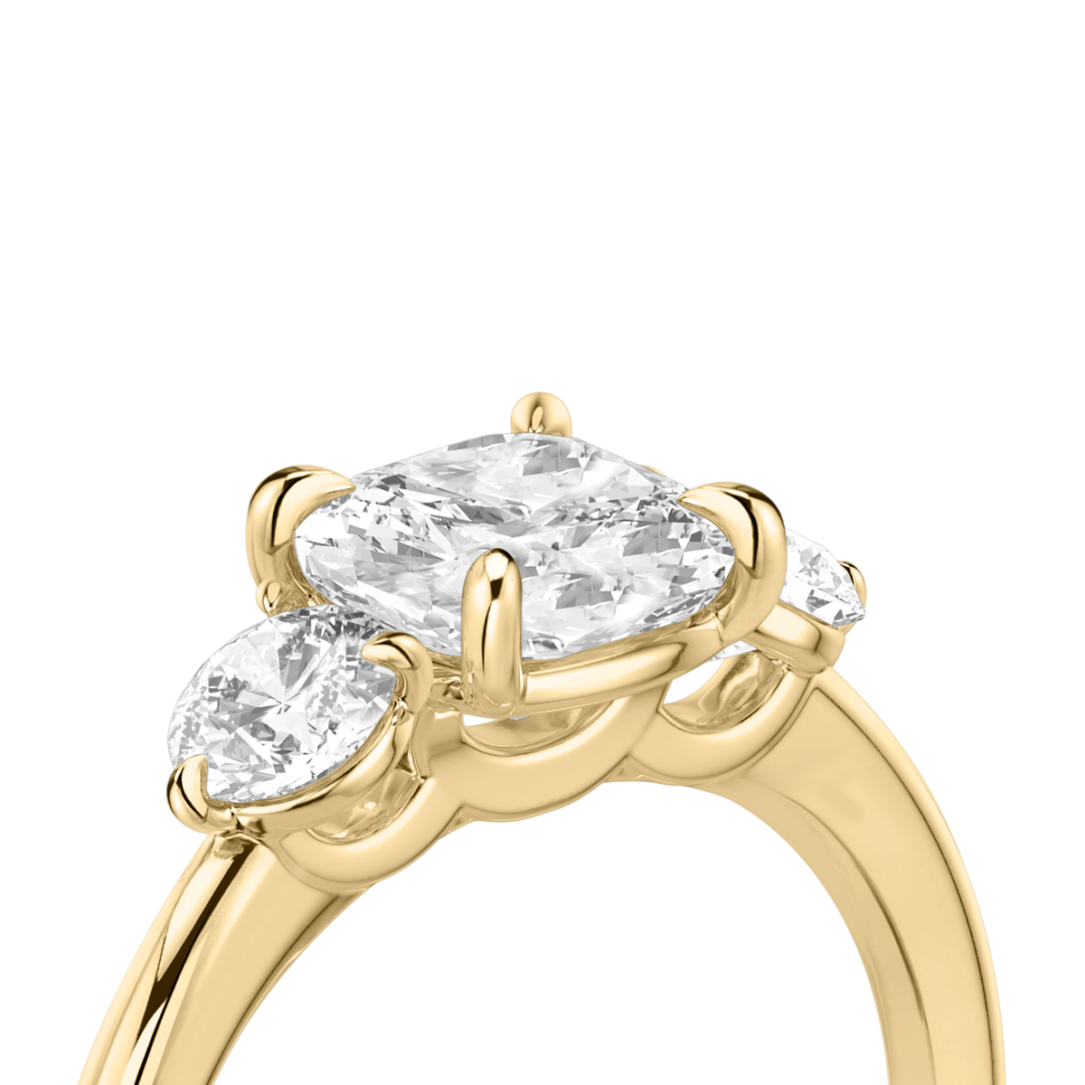 Verlobungsring TRILOGIE, Cushion Gelbgold Lab-Grown-Diamant, Seitensteine Rund – Ansicht 5 | NÓIR Diamonds