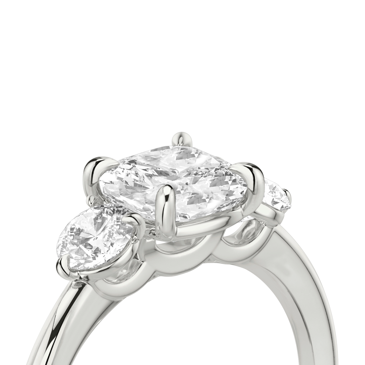 Verlobungsring TRILOGIE, Cushion Weissgold Lab-Grown-Diamant, Seitensteine Rund – Ansicht 5 | NÓIR Diamonds