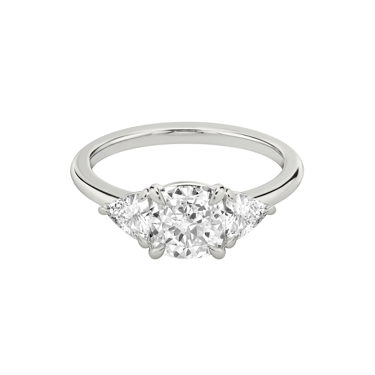 Verlobungsring TRILOGIE, Cushion Platin Lab-Grown-Diamant, Seitensteine Trillant – Produktansicht | NÓIR Diamonds