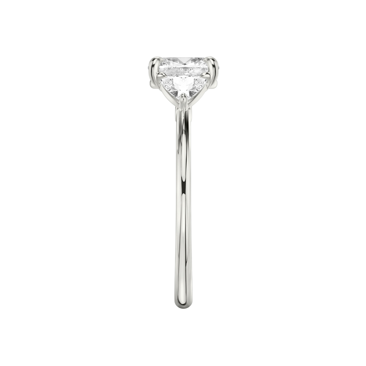 Verlobungsring TRILOGIE, Cushion Platin Lab-Grown-Diamant, Seitensteine Trillant – Ansicht 4 | NÓIR Diamonds