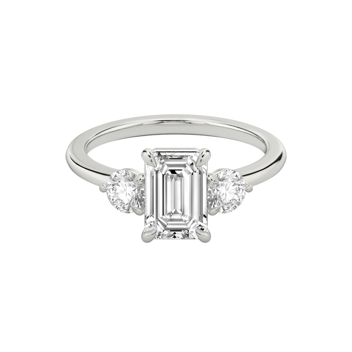 Verlobungsring TRILOGIE, Emerald Platin Lab-Grown-Diamant, Seitensteine Rund – Produktansicht | NÓIR Diamonds
