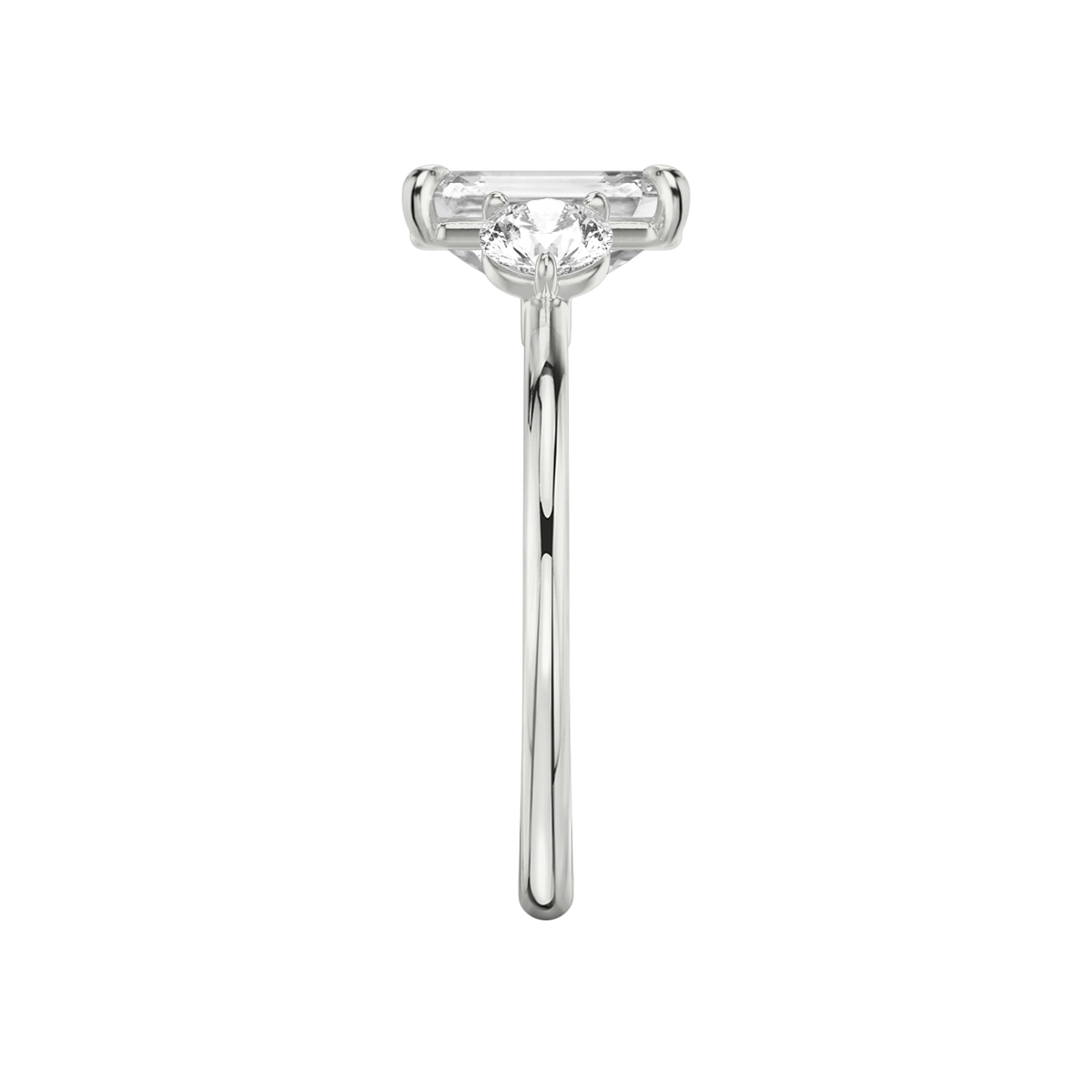 Verlobungsring TRILOGIE, Emerald Platin Lab-Grown-Diamant, Seitensteine Rund – Ansicht 4 | NÓIR Diamonds