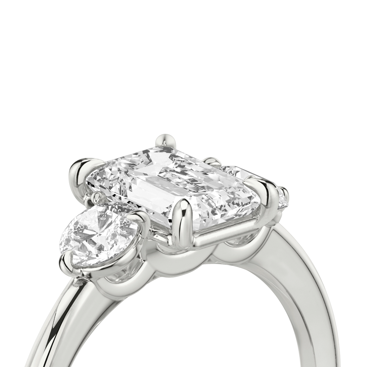 Verlobungsring TRILOGIE, Emerald Weissgold Lab-Grown-Diamant, Seitensteine Rund – Ansicht 5 | NÓIR Diamonds