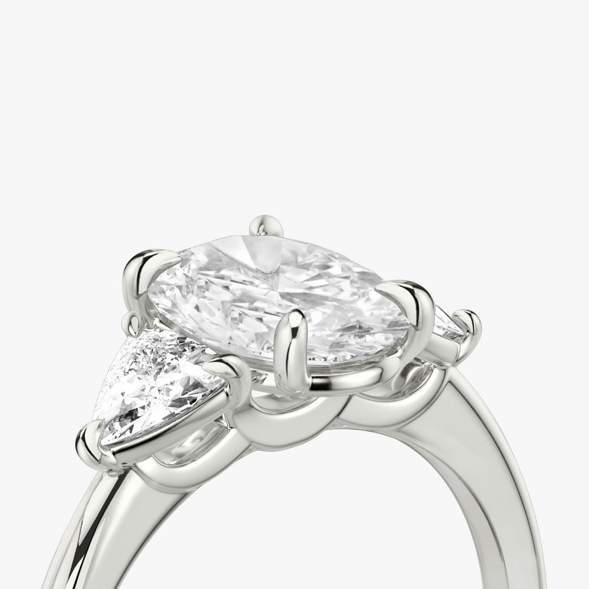 Verlobungsring TRILOGIE, Oval Weissgold Lab-Grown-Diamant, Seitensteine Trillant – Ansicht 5 | NÓIR Diamonds