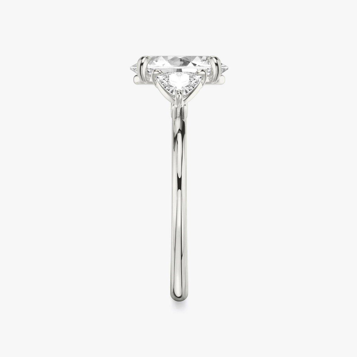 Verlobungsring TRILOGIE, Oval Weissgold Lab-Grown-Diamant, Seitensteine Trillant – Ansicht 4 | NÓIR Diamonds
