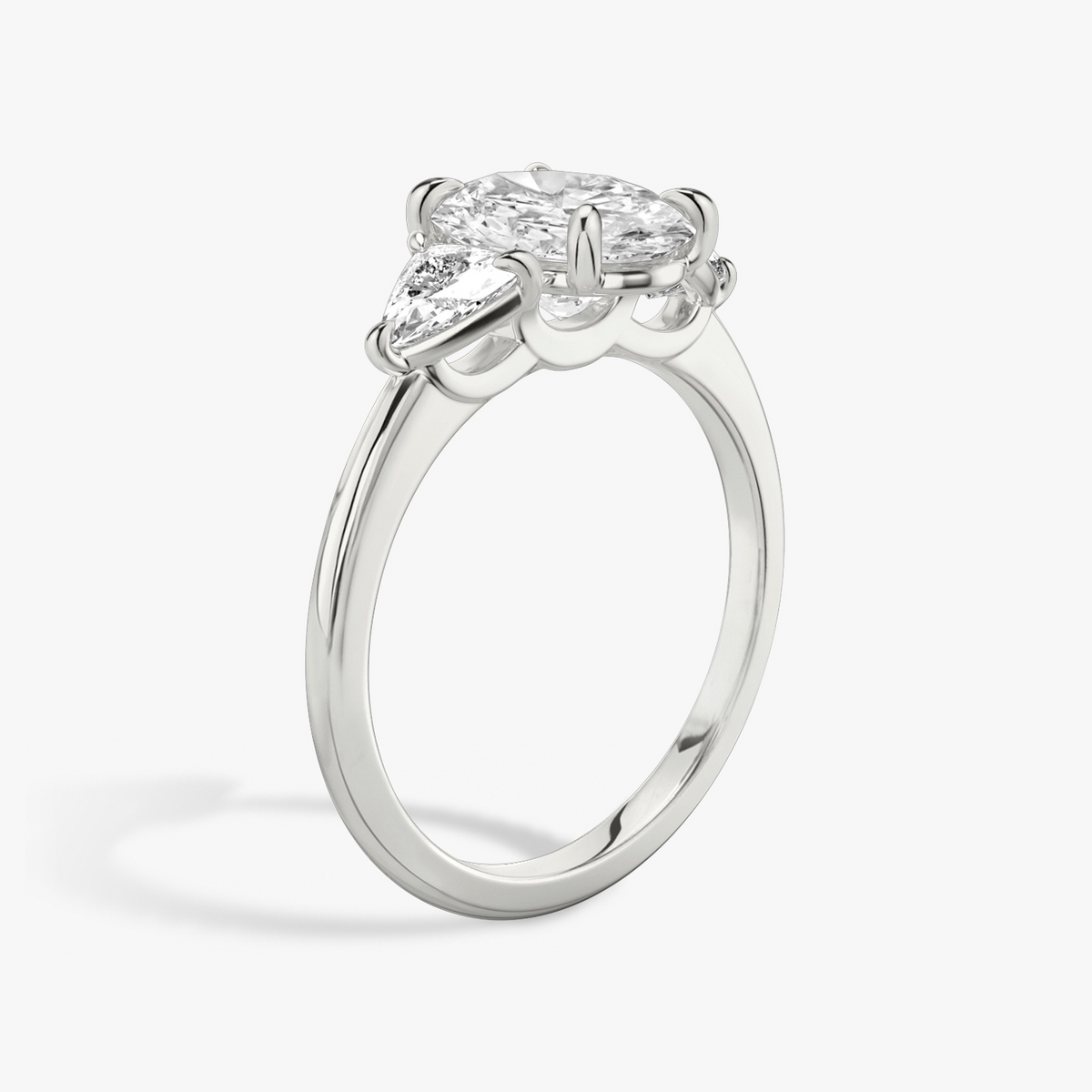 Verlobungsring TRILOGIE, Oval Weissgold Lab-Grown-Diamant, Seitensteine Trillant – Ansicht 2 | NÓIR Diamonds