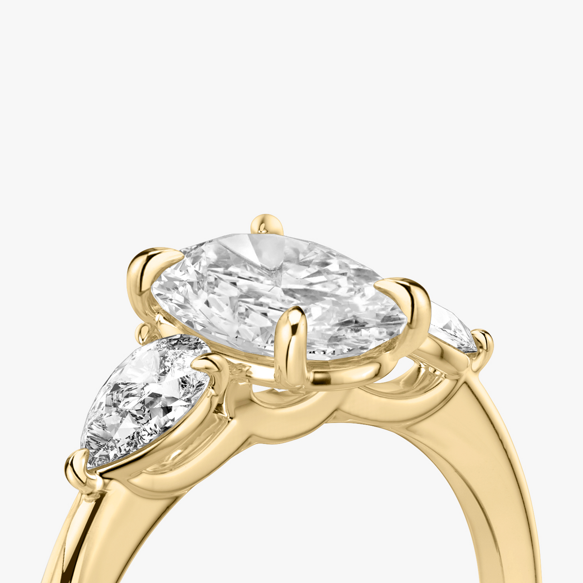Verlobungsring TRILOGIE, Oval Gelbgold Lab-Grown-Diamant, Seitensteine Tropfen – Ansicht 4 | NÓIR Diamonds