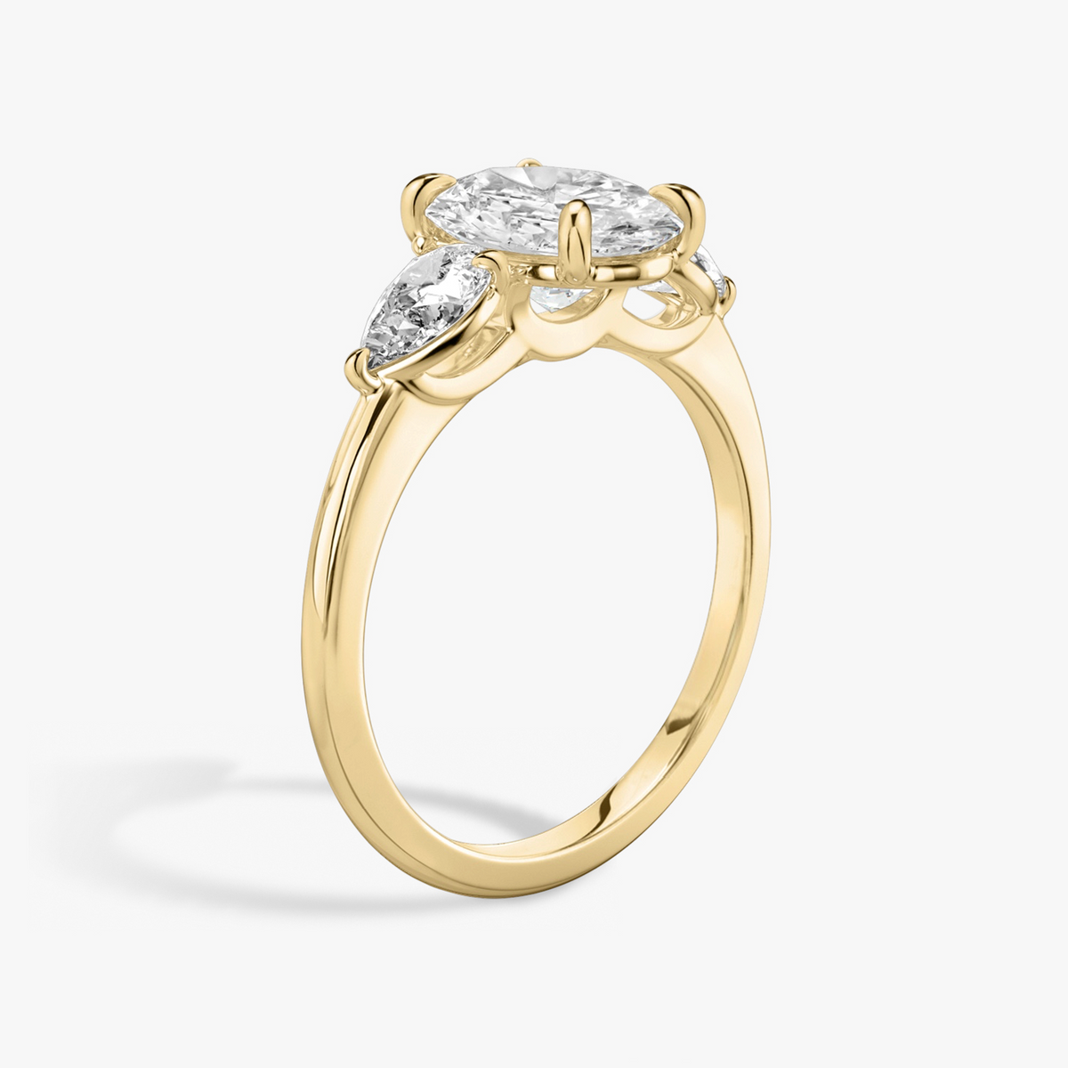 Verlobungsring TRILOGIE, Oval Gelbgold Lab-Grown-Diamant, Seitensteine Tropfen – Ansicht 2 | NÓIR Diamonds