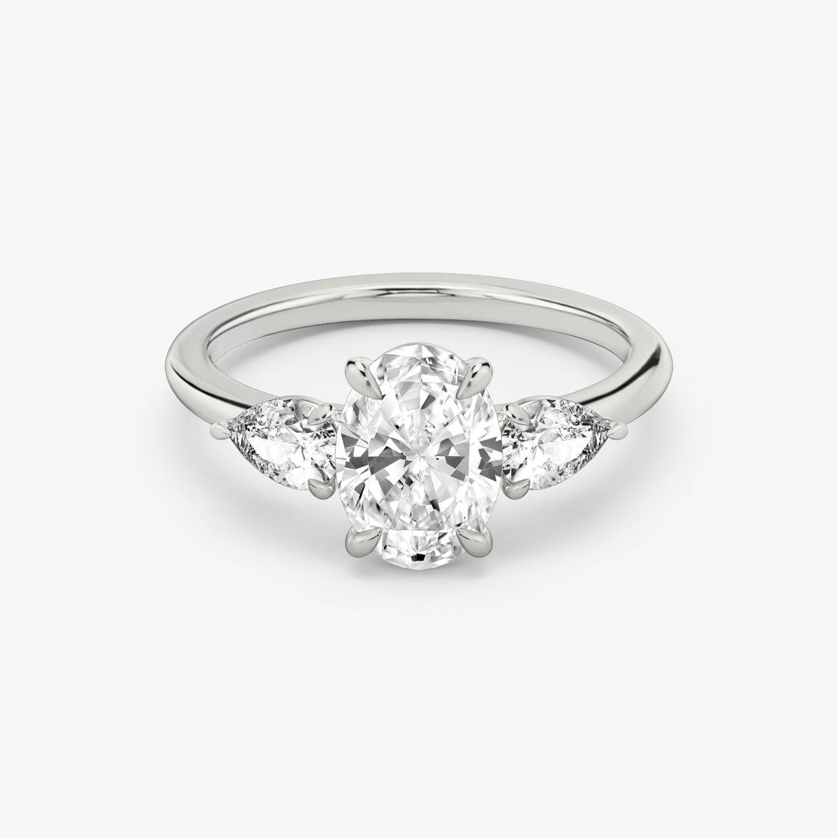 Verlobungsring TRILOGIE, Oval Platin Lab-Grown-Diamant, Seitensteine Tropfen – Produktansicht | NÓIR Diamonds