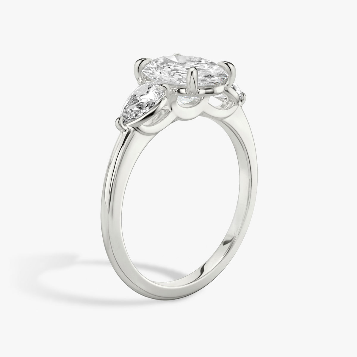 Verlobungsring TRILOGIE, Oval Platin Lab-Grown-Diamant, Seitensteine Tropfen – Ansicht 2 | NÓIR Diamonds