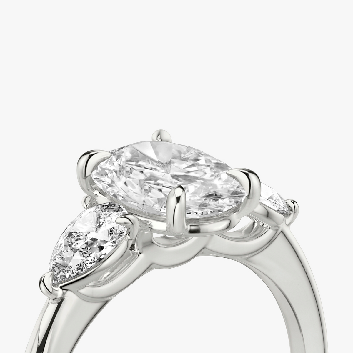 Verlobungsring TRILOGIE, Oval Weissgold Lab-Grown-Diamant, Seitensteine Tropfen – Ansicht 4 | NÓIR Diamonds